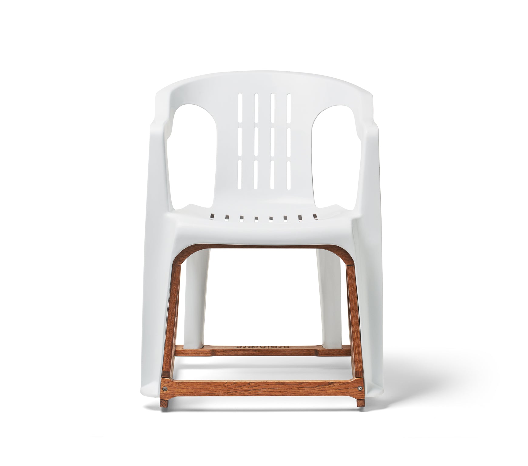 La chaise 'Ordinære' - The Monobloc. Reimagined.