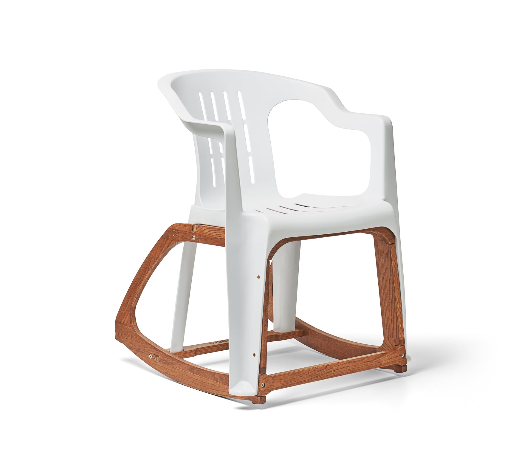 La chaise 'Ordinære' - The Monobloc. Reimagined.