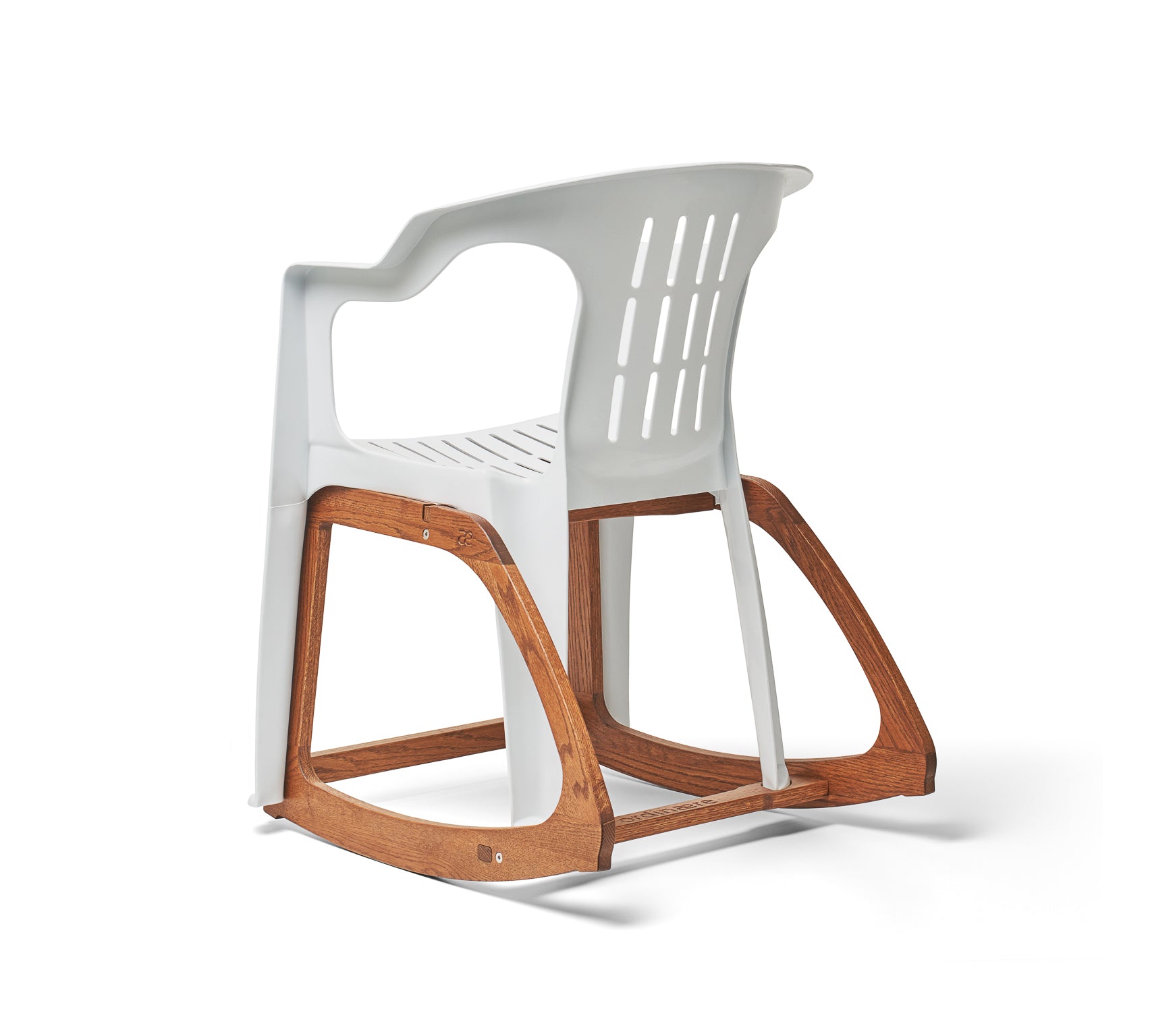 La chaise 'Ordinære' - The Monobloc. Reimagined.